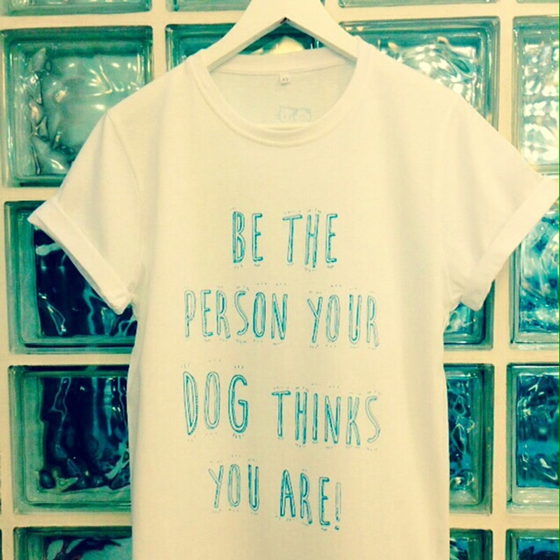 T-shirt "Be the Person your Dog thinks you are" by Sr. Cão & Dona Gata